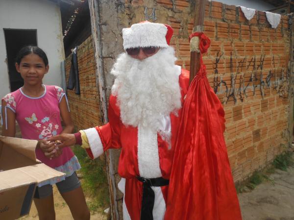 Papai Noel promoveu manh&atilde; de alegria com distribui&ccedil;&atilde;o de bombons em Floriano.(Imagem:FlorianoNews)