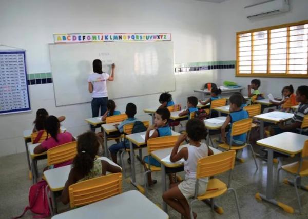 Governos analisam impacto do reajuste do piso dos professores para enviar às casas legislativas