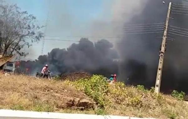 Incêndio em terreno assusta moradores do bairro Sambaíba Velha