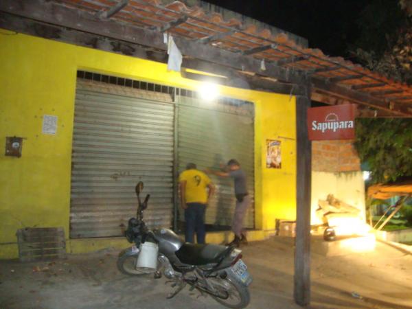 Policial e o propriet&aacute;rio do comercio(Imagem:reda&ccedil;&atilde;o)