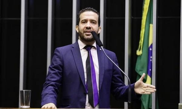 Sem provas, Janones sugere armação em atentado a Trump e o associa a facada em Bolsonaro
