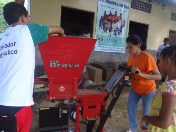 Curso ensina a fabrica&ccedil;&atilde;o de Tijolos Ecol&oacute;gicos.(Imagem:FlorianoNews)