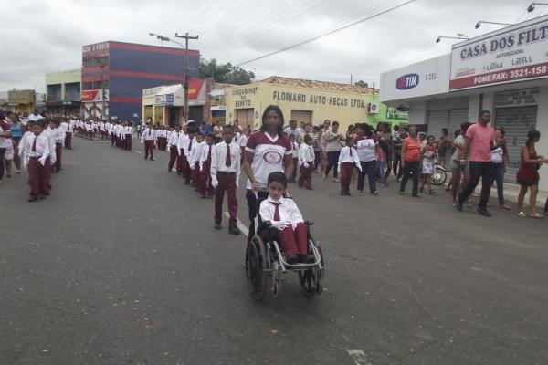 Desfile C&iacute;vico Escolar comemora o Dia do Trabalhador em Floriano.(Imagem:FlorianoNews)