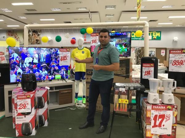 Bezerra, chefe do setor de m&oacute;veis e eletrodom&eacute;sticos.(Imagem:FlorianoNews)