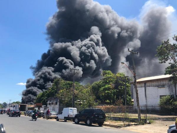 Incêndio de grandes proporções atinge fábrica de sandálias na Zona Sul de Teresina