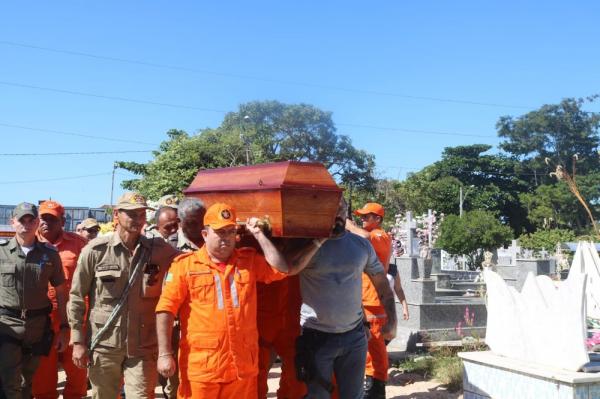 Capit&atilde;o Anderson foi sepultado no cemit&eacute;rio S&atilde;o Jos&eacute;, Zona Norte da capital.(Imagem: Lorena Linhares/G1)
