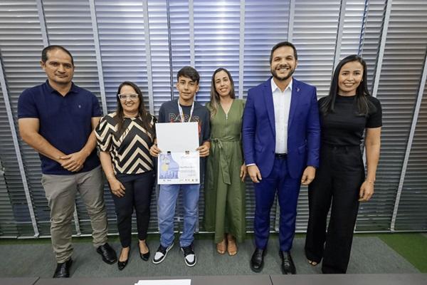 Os cinco estudantes finalistas participaram de encontro com o secret&aacute;rio Washington Bandeira e a artista pl&aacute;stica Luciana Severo.(Imagem:Reprodu&ccedil;&atilde;o)