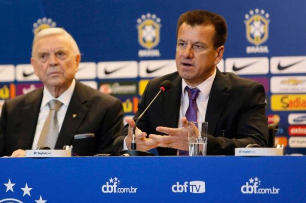 Corte de Maicon marca a primeira diferença de Dunga para Felipão.