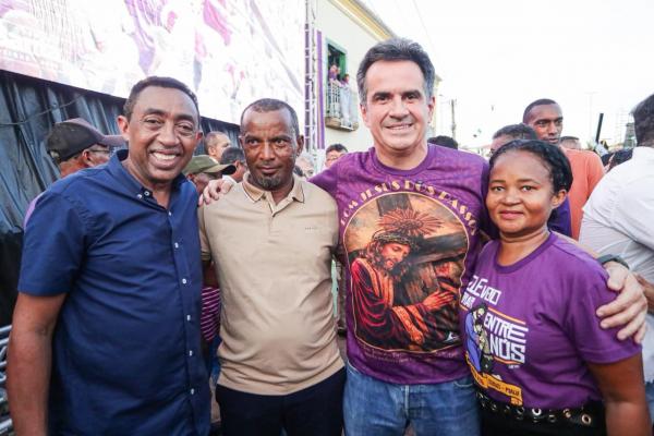 Ciro e Joel são cumprimentados pela população durante a Procissão do Bom Jesus dos Passos em Oeiras.(Imagem:Ascom)