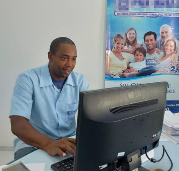 Cubano recusado para vaga de gari por ser médico é contratado por funerária no Piauí