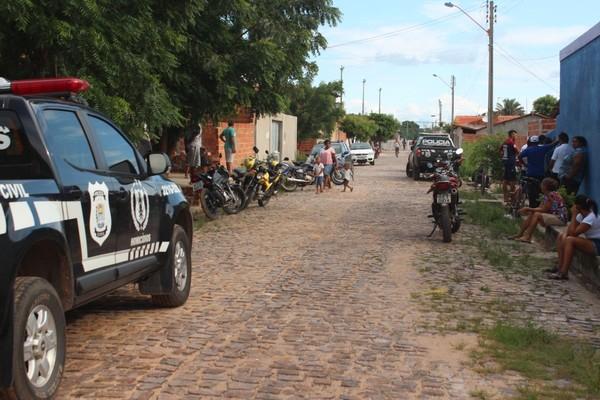 Homem foi encontrado por vizinhos no fim da manh&atilde; deste domingo (11).(Imagem:Carlos Rocha / G1 PI)