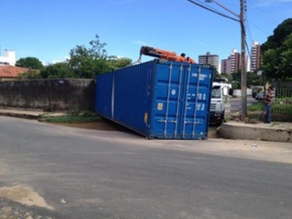 Container de quatro toneladas &eacute; arrastado pela chuva em Teresina.(Imagem:Gil Oliveira/G1)
