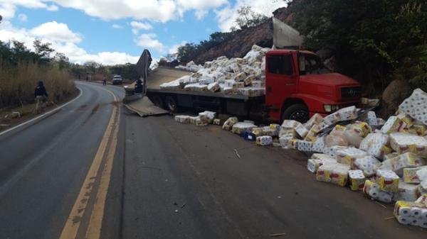 Corpo é encontrado debaixo de carga de papel higiênico 18 horas após caminhão capotar na BR-135