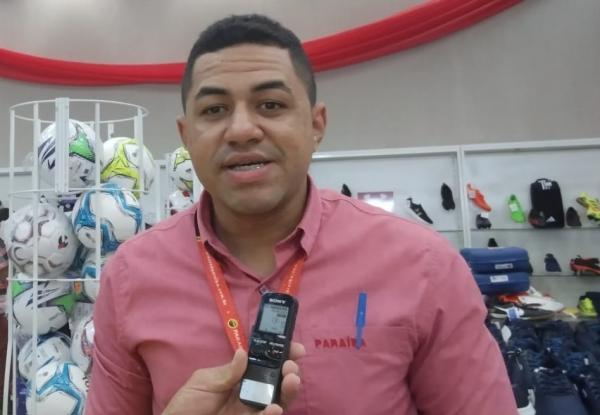 Jhoney Monteiro, o chefe do setor de cal&ccedil;ados do Armaz&eacute;m Para&iacute;ba, em Floriano.(Imagem:FlorianoNews)