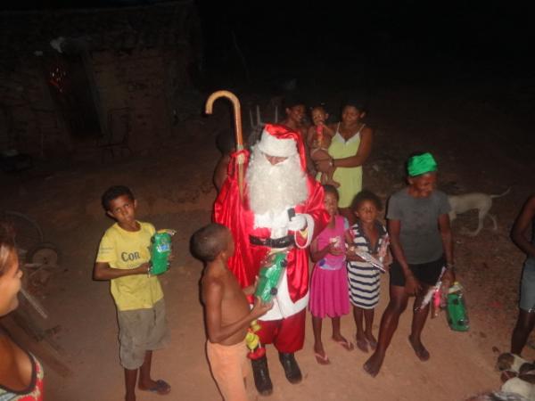 Papai Noel entrega brinquedos e cestas b&aacute;sicas em Floriano. (Imagem:FlorianoNews)