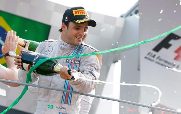 Felipe Massa comemorou muito o terceiro lugar que lhe rendeu o primeiro p&oacute;dio no GP da It&aacute;lia.(Imagem:EFE)