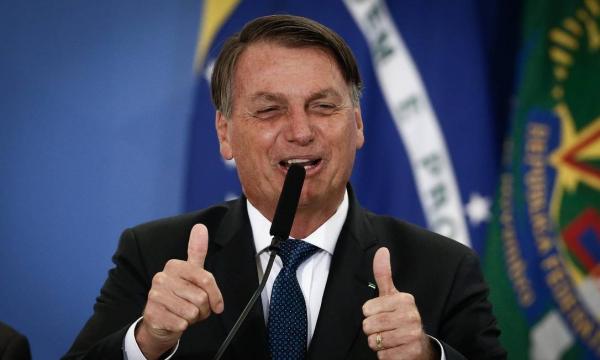 Após polêmica sobre país quebrado, Bolsonaro ironiza: "Brasil está bem, está uma maravilha"