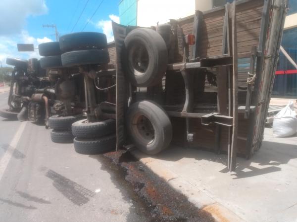 Caminh&atilde;o carregado de cimento tomba em Floriano ap&oacute;s perder o controle por falha nos freios(Imagem:FlorianoNews)