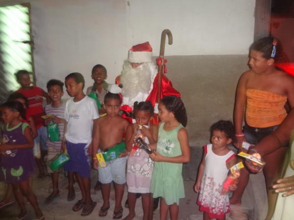 Papai Noel entrega brinquedos e cestas b&aacute;sicas em Floriano. (Imagem:FlorianoNews)