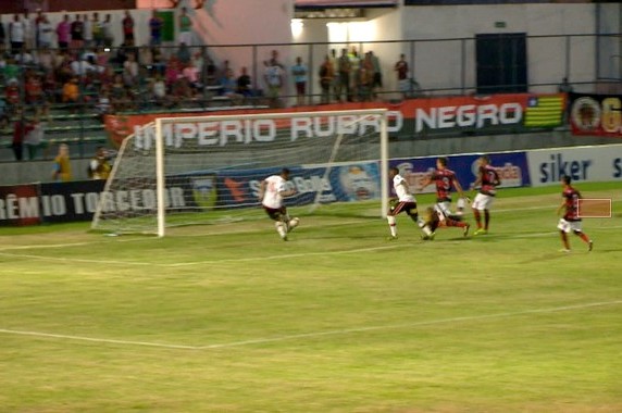 Jogador perde gol em cima da linha e minimiza vacilo: "A bola me traiu"