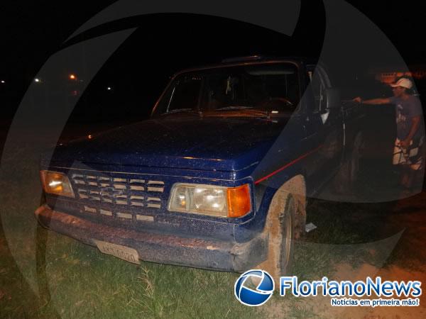 Carro furtado em Floriano &eacute; encontrado abandonado em matagal em Bar&atilde;o de Graja&uacute;.(Imagem:FlorianoNews)