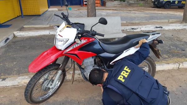 Homem busca a PRF para recuperar moto, apresenta documento falso e é preso no PI