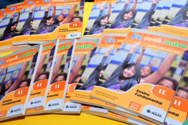 SEMED Floriano realiza entrega de livros e materiais permanentes para a Escola Raimundinha Carvalho