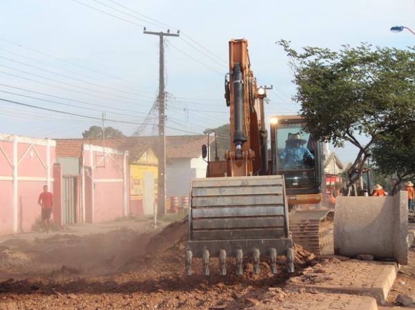 Comerciantes e moradores reclamam de atraso de via que já dura 11 meses