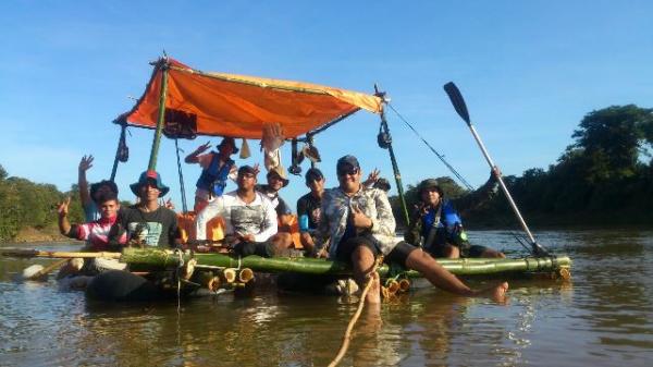 Ambientalistas aventureiros descem o rio Parnaíba em uma jangada de Bambu