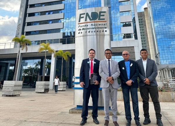 Deputado federal Dr. Francisco Costa visita o FNDE em busca de melhorias para Nazaré do Piauí