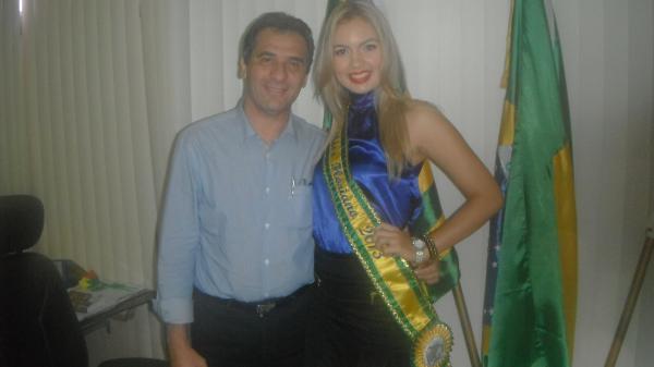 Prefeito Gilberto J&uacute;nior recebeu a visita da Miss Floriano.(Imagem:FlorianoNews)