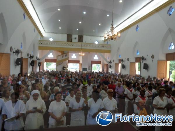 Cat&oacute;licos celebraram Corpus Christi com missa e prociss&atilde;o.(Imagem:FlorianoNews)