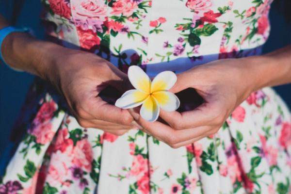 Como utilizar looks floridos no inverno