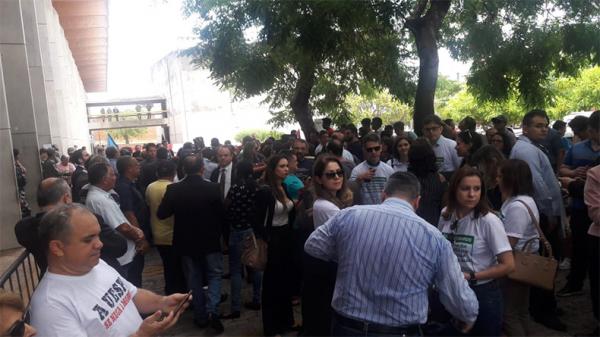 Servidores protestam em frente a Alepi e oposi&ccedil;&atilde;o se re&uacute;ne com presidente do TJ(Imagem:L&iacute;dia Brito/Cidadeverde.com)