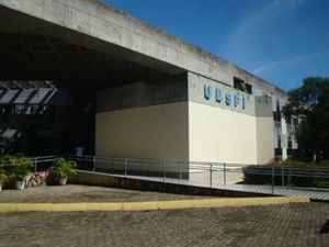 Bandido rende alunos e professor em sala de aula e faz arrastão na Uespi