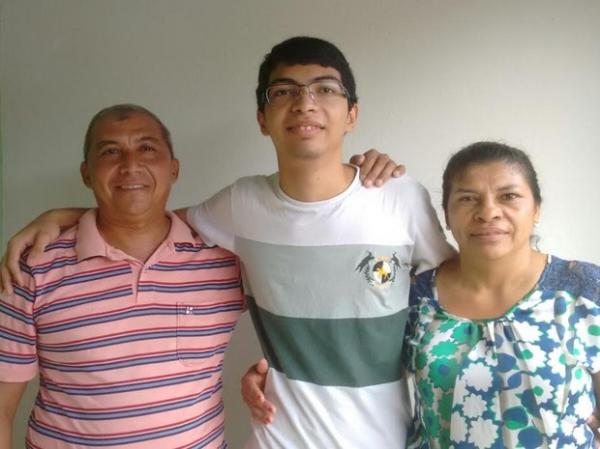 "Estão em festa", diz filho de pedreiro e doméstica aprovado em medicina