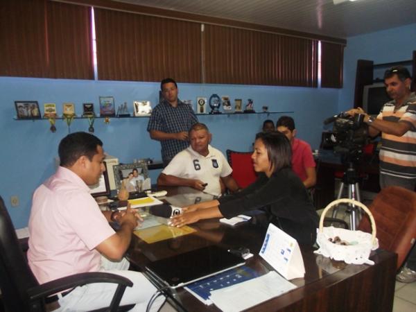 Gleydson Resende exonera ex-diretora do Hospital Municipal de cargo por trai&ccedil;&atilde;o pol&iacute;tica.(Imagem:FlorianoNews)