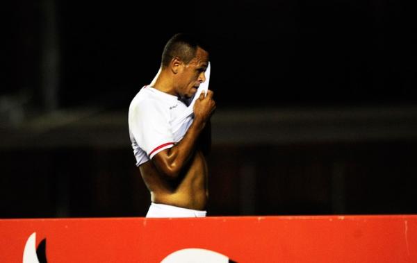 Atacante soma 14 cart&otilde;es vermelhos pelo S&atilde;o Paulo; dirigente criticou e garantiu puni&ccedil;&atilde;o.(Imagem:Marcos Ribolli)