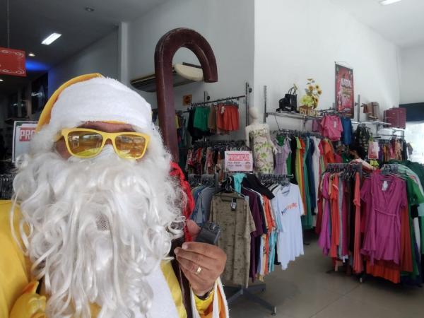 Rep&oacute;rter Amarelinho se veste de Papai Noel para manter viva a magia do Natal em Floriano.(Imagem:FlorianoNews)