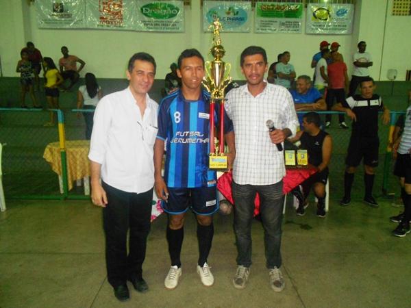 Prefeito Gilberto J&uacute;nior &eacute; homenageado na final da Ta&ccedil;a Cidade de Floriano.(Imagem:Secom)