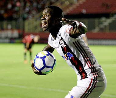 Vitória e Flamengo empatam com pênalti bizarro e gol em impedimento