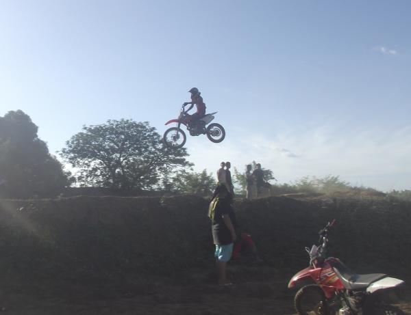 Motocross anima domingo em Regeneração.(Imagem:FlorianoNews)