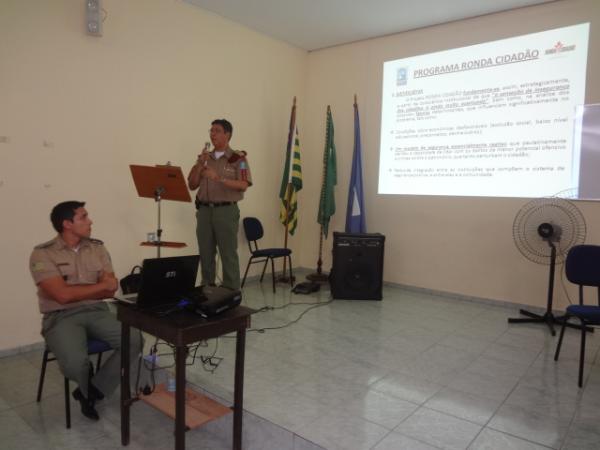 Policiais participaram de aula inaugural do programa Ronda Cidad&atilde;o em Floriano.(Imagem:FlorianoNews)