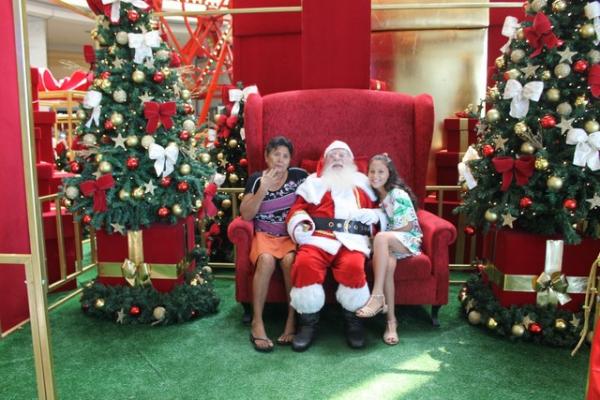 Idosa conhece Papai Noel e faz pedido emocionante: "quero um guarda-roupa, porque nunca tive"