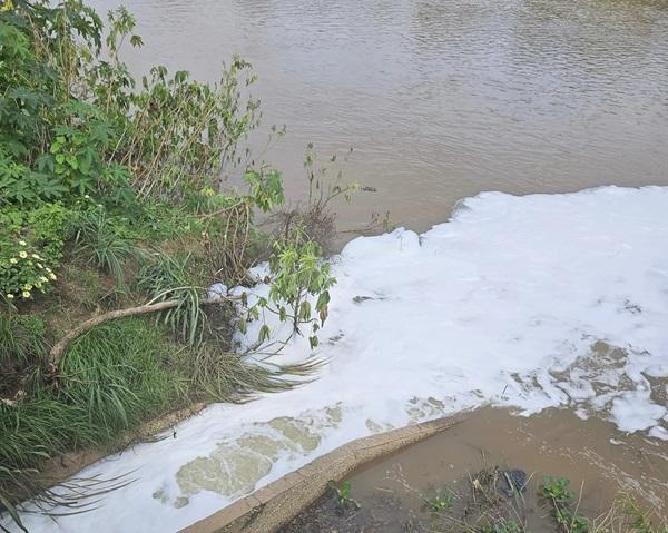 Rio Poti com espuma na &aacute;gua(Imagem:Semarh)