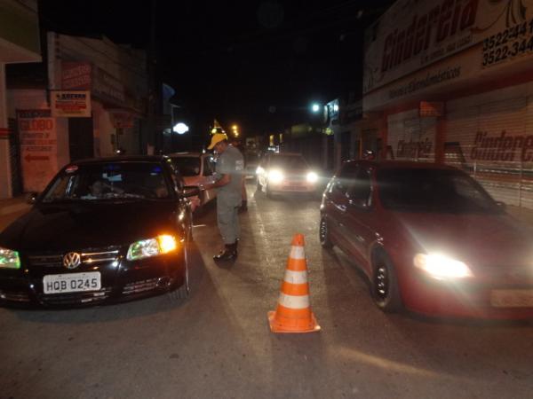 Polícia Militar realizou blitz no centro de Floriano