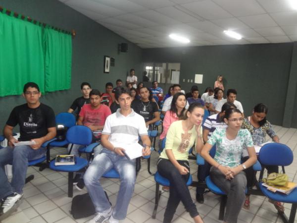 Acad&ecirc;micos de Direito da UESPI realizaram j&uacute;ri simulado.(Imagem:FlorianoNews)