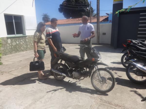 Pol&iacute;cia recupera moto roubada abandonada em Floriano.(Imagem:FlorianoNews)