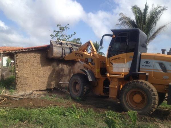Cerca de 200 famílias são despejadas de terreno particular em Teresina
