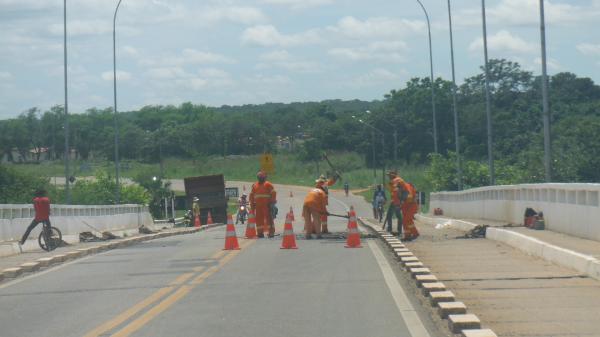 DNIT realiza Opera&ccedil;&atilde;o Tapa-buracos na Ponte sobre o rio Parna&iacute;ba.(Imagem:FlorianoNews)